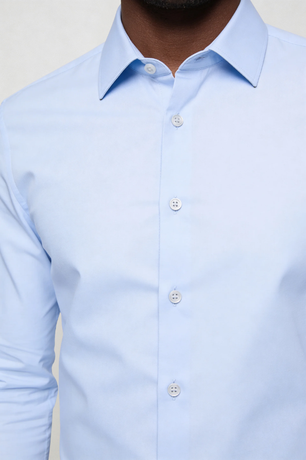 Men’s light blue wrinkle free dress shirt cotton no iron slim fit breathable formal shirt long sleeve close-up